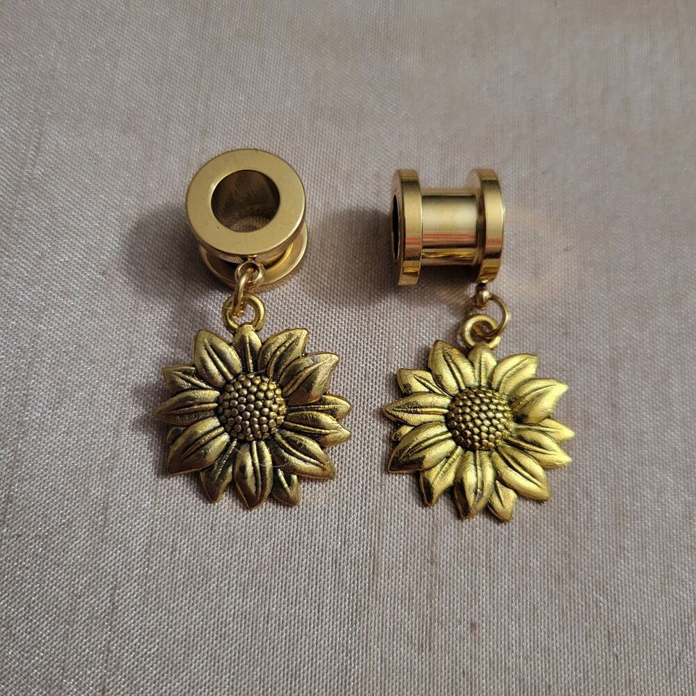 0 gauge (8mm) gold sunflower stainless steel ear tunnels, screw back